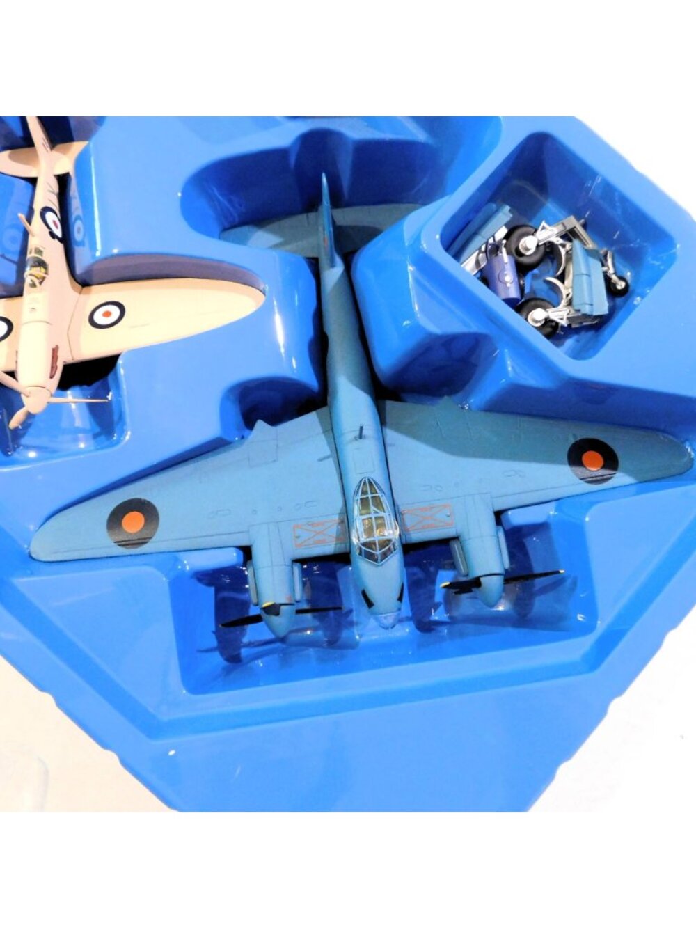 Corgi 1:72 Scale DH Mosquito PR MkIV & Spitfire PRVII Set World War II AA99110 - Picture 9 of 16